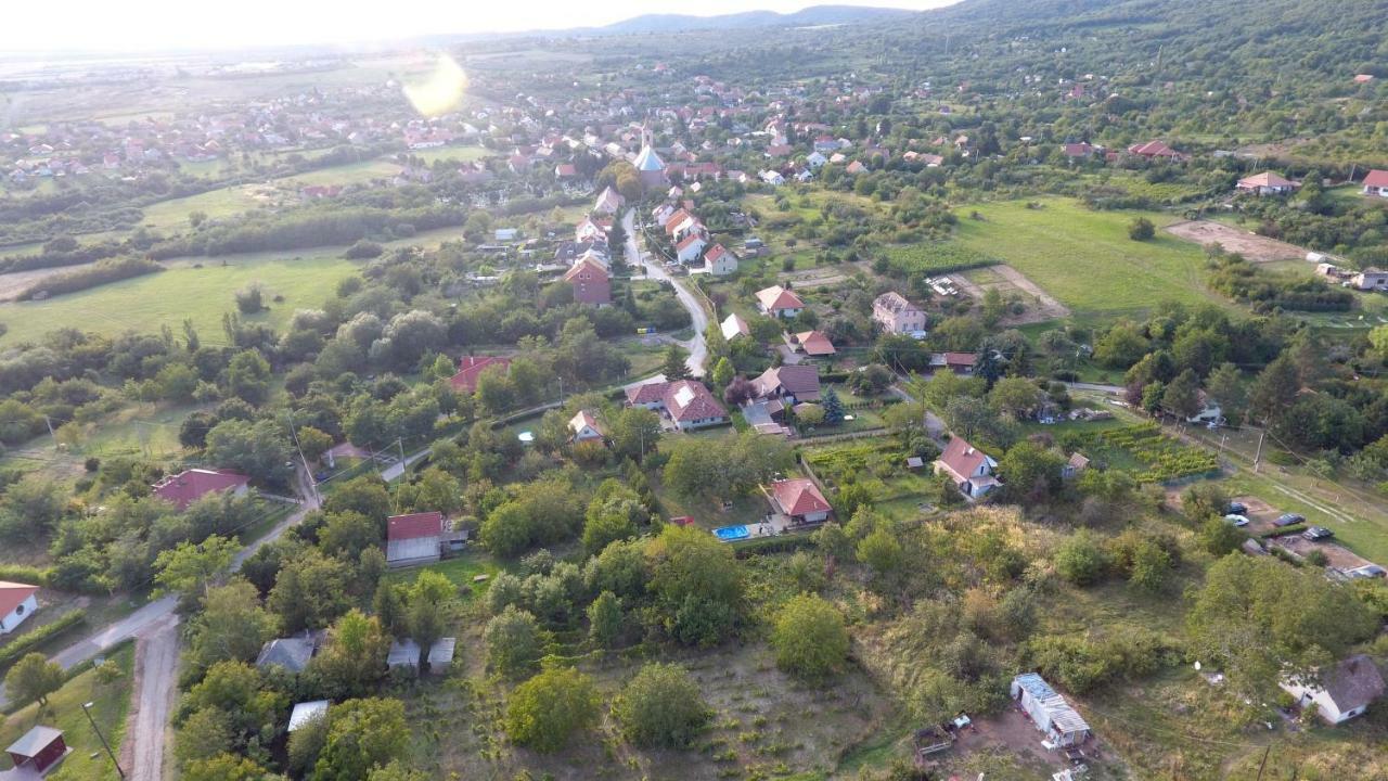 Cseresznyevirag Vendeghazak Kovagoszolos ภายนอก รูปภาพ