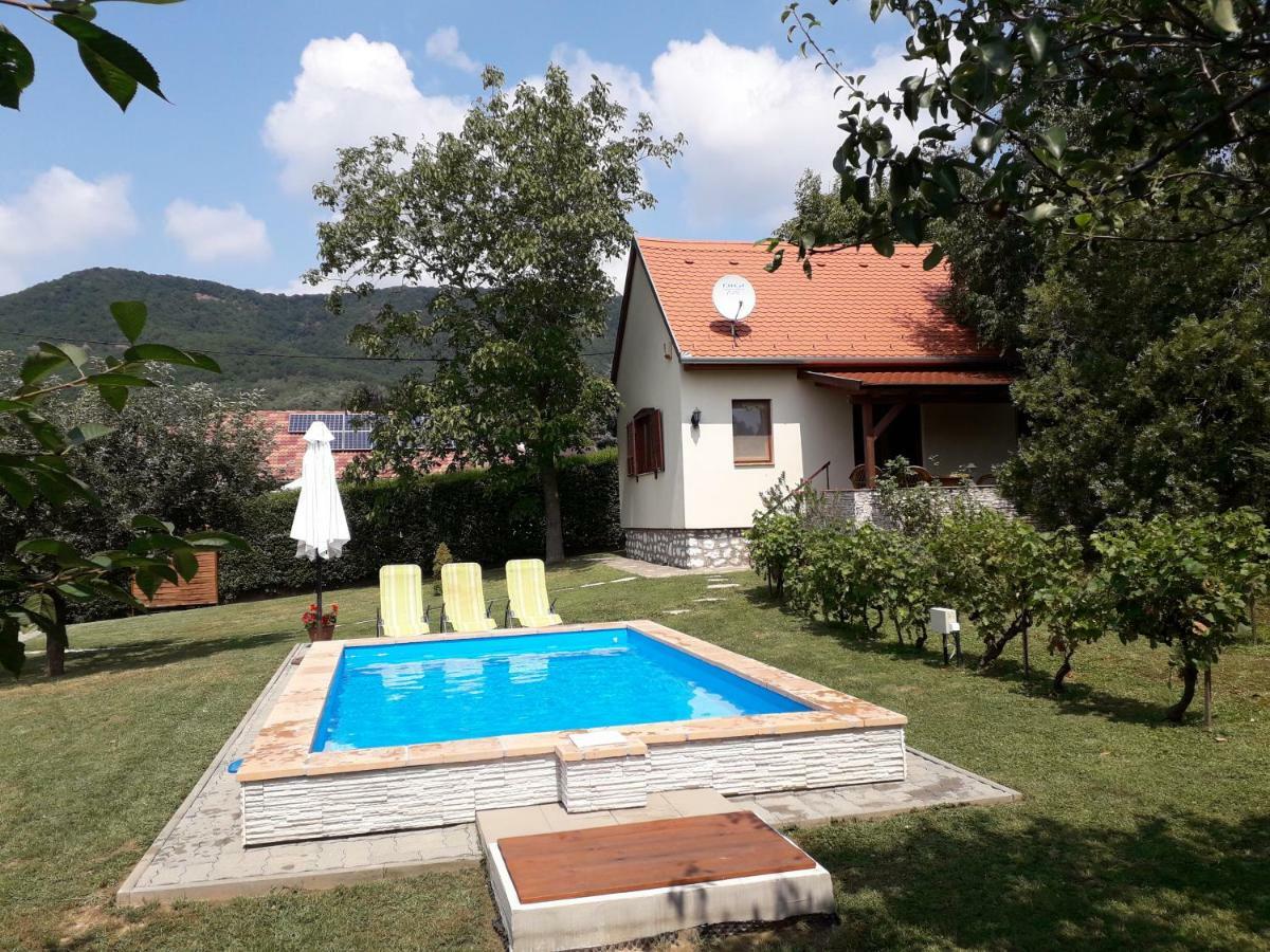Cseresznyevirag Vendeghazak Kovagoszolos ภายนอก รูปภาพ